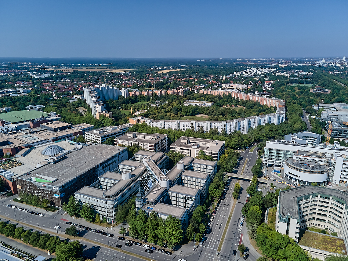 22.07.2022 - ehemaliges Alliant-Versicherungsgebäude und Wohnring in Neuperlach